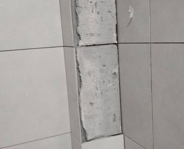 弥勒瓷砖空鼓维修公司分享下瓷砖施工前基层浇水润湿程度不足，可能导致以下问题