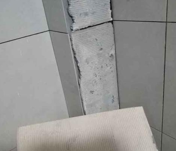 弥勒瓷砖空鼓维修公司分享下厨房瓷砖脱落的补救措施。